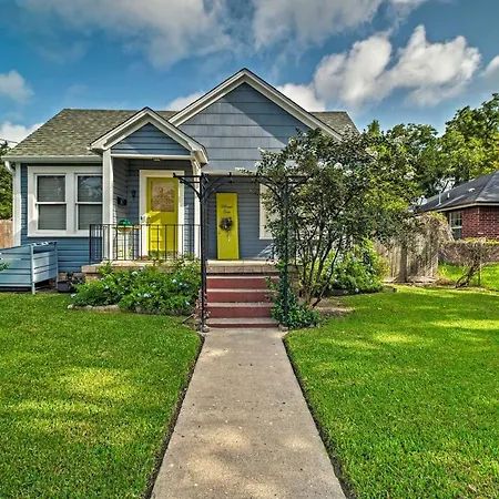 Cozy Brenham Cottage With Private Patio And Yard!